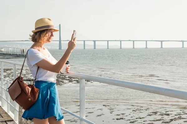 Milletler Park'ta Tajus Nehri yakınında Lizbon'da yürüme çekici genç kadın