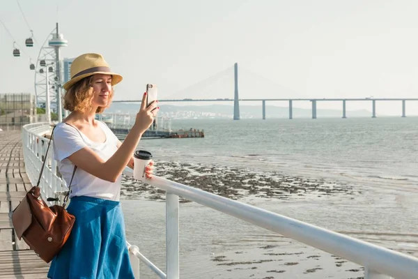 Milletler Park'ta Tajus Nehri yakınında Lizbon'da yürüme çekici genç kadın
