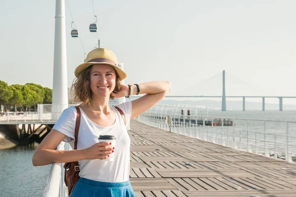 Milletler Park'ta Tajus Nehri yakınında Lizbon'da yürüme çekici genç kadın