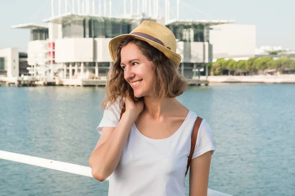 Çekici genç kadın olun fotoğraf river Tagus yakınındaki Lisbon Oceanarium yakınındaki