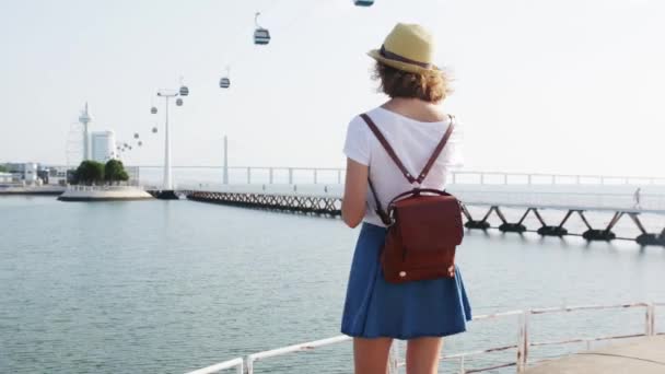 Jovem atraente faz foto perto do Oceanário de Lisboa perto do rio Tejo — Vídeo de Stock