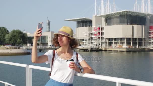 आकर्षक युवा महिला टैगस नदी के पास लिस्बन ओशनरीम के पास फोटो बनाती है — स्टॉक वीडियो