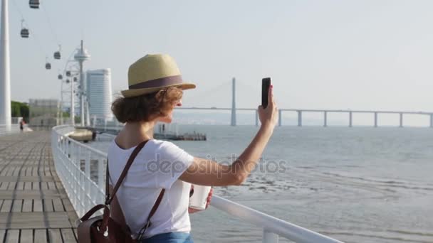 Attraente giovane donna che cammina a Lisbona vicino al fiume Tajus al Parco delle Nazioni — Video Stock