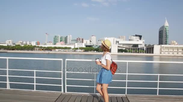 Приваблива молода жінка ходьба в Лісабоні, недалеко від річки Tajus в парку Націй — стокове відео