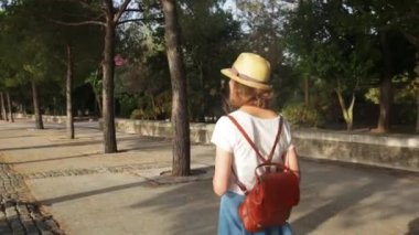 Milletler Park'ta Tajus Nehri yakınında Lizbon'da yürüme çekici genç kadın