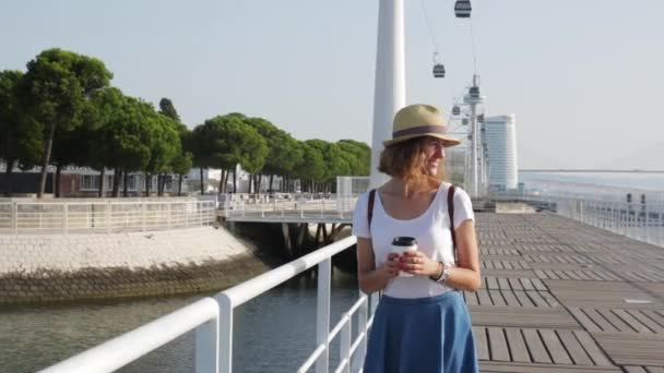 Jovem atraente caminhando em Lisboa perto do rio Tajus no Parque das Nações — Vídeo de Stock