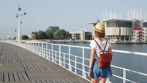 Atractiva joven mujer caminando en Lisboa cerca del río Tajus en el Parque de las Naciones — Vídeos de Stock