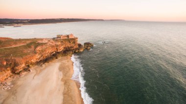 Okyanus ve günbatımı, Portekiz fenerinde Nazare havadan görünümü