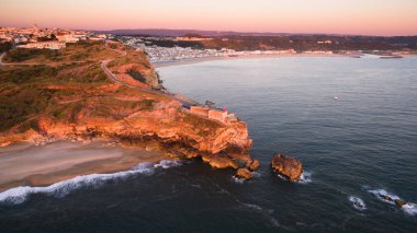 Okyanus ve günbatımı, Portekiz fenerinde Nazare havadan görünümü