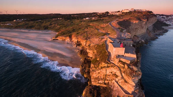 Vista aérea del océano y del faro nazarí al atardecer, Portugal — Foto de Stock