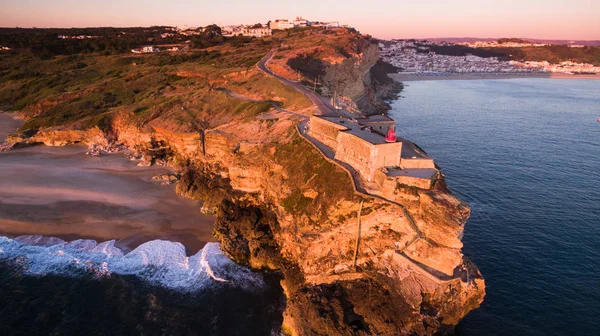 Vista aérea del océano y del faro nazarí al atardecer, Portugal — Foto de Stock
