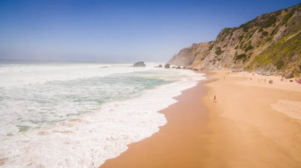 Widok z lotu ptaka ludów, odpoczynek na plaży Praia da Adraga, w Portugalii, Almocageme, Sintra — Zdjęcie stockowe