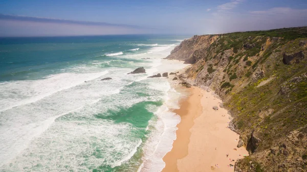 Portekiz, Almocageme, Sintra Praia da Adraga plajda dinlenme halkların havadan görünümü