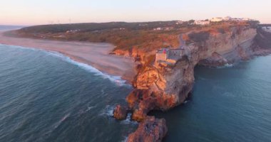 Okyanus, Kuzey Plajı ve günbatımı, Portekiz fenerinde Nazare havadan görünümü