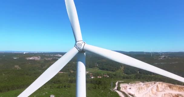 Bela vista aérea de close-up dos moinhos de vento em campo, Portugal — Vídeo de Stock