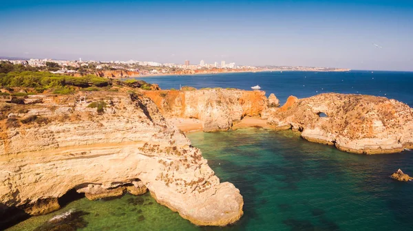 Widok na malowniczą plażę Ponta Joao de ARS w Portimao, Algarve, Portugalia — Zdjęcie stockowe