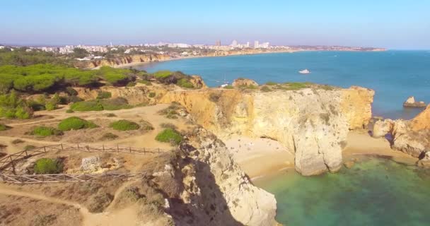 Kayalıklarla ve plaj bölgesinde Portimao, Algarve, Portekiz Praia havadan görünümü — Stok video