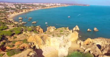Kayalıklarla ve plaj bölgesinde Portimao, Algarve, Portekiz Praia havadan görünümü