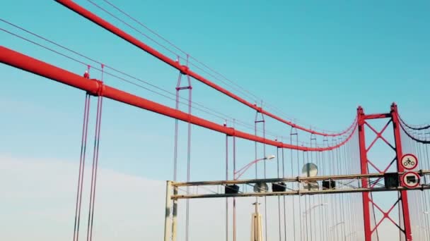 Vezetés keresztül 25 április híd, Lisszabon, este, glidecam — Stock videók