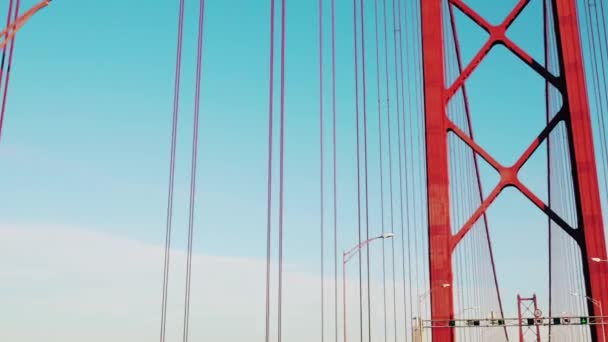 Vezetés keresztül 25 április híd, Lisszabon, este, glidecam — Stock videók