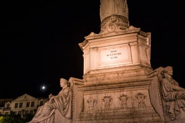 Sütun Pedro IV Rossio Meydanı, Pedro IV Meydanı, Praça de D. Pedro IV şehir Lizbon gece, Portekiz