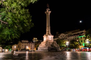 Portekiz, Lizbon, Rossio Meydanı Barok çeşme ile gece ve sütun Dom Pedro IV