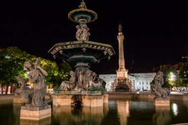 Portekiz, Lizbon, Rossio Meydanı Barok çeşme ile gece ve sütun Dom Pedro IV