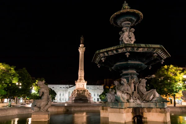 Portugalii, Lizbony, Rossio Square nocą z barokowej fontanny i kolumny Dom Pedro Iv — Zdjęcie stockowe