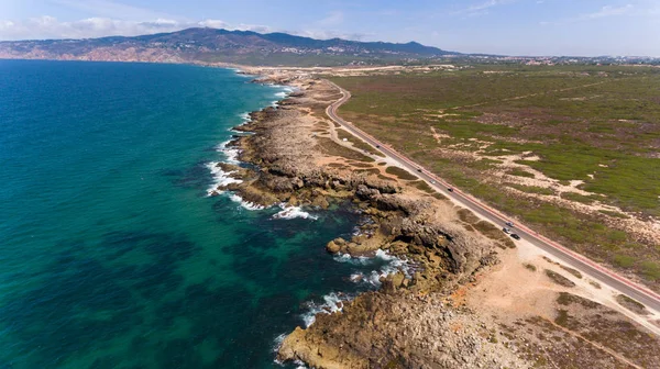 Yol boyunca Portekiz Atlantik Okyanusu güzel sahillerinin çarpıcı. Drone üzerinden havadan görünümü