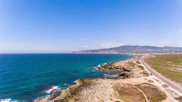 Güneşli okyanus, Portekiz Hava görünümünden dron sahillerindeki güzel yol