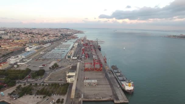 Hafen von Lissabon, Porto de Lisboa Luftaufnahme am Abend — Stockvideo