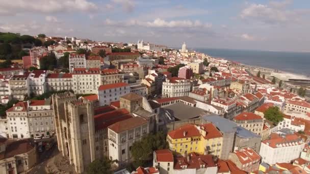 Vista aerea della parte storica di Lisbona e della Cattedrale di Lisbona nella giornata di sole Portogallo — Video Stock
