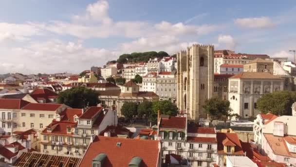 Вид с воздуха на историческую часть Лиссабона и Лиссабонского собора в солнечный день Португалия — стоковое видео