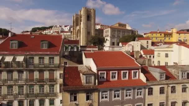 Catedral de Lisboa en el día soleado y parte histórica de Lisboa, Portugal Vista aérea — Vídeos de Stock