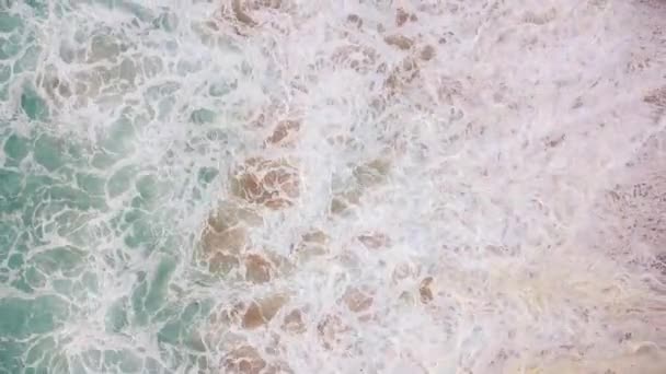 Plongée océanique sur une belle plage de sable fin à vue aérienne du soir 