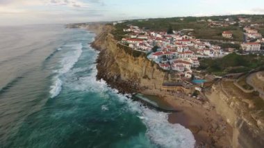 çevre Azenhas do Mar, okyanusun Portekiz sahil kasabası havadan görünümü.