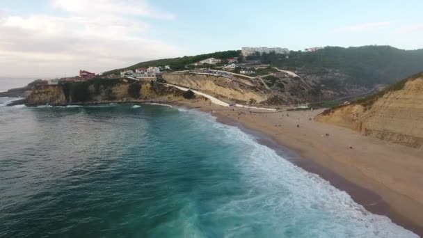 Letecký pohled na pláže poblíž Azenhas do Mar, Portugalsko přímořské město. — Stock video