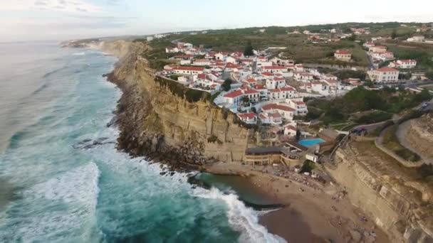 Пташиного польоту океану поблизу Azenhas do Mar, Португалія приморське місто. — стокове відео