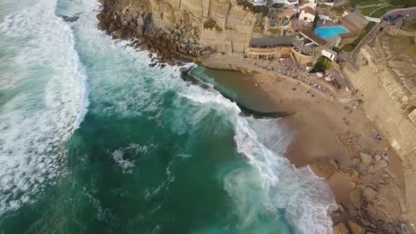 Vista aérea do oceano perto de Azenhas do Mar, Portugal cidade costeira . — Vídeo de Stock