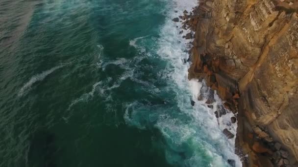 Vista aérea do oceano perto de Azenhas do Mar, Portugal cidade costeira . — Vídeo de Stock