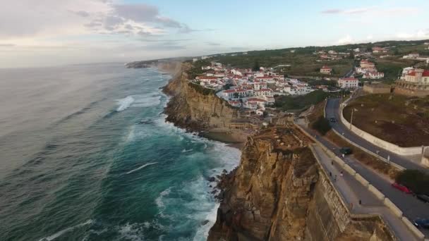Widok z lotu ptaka oceanu w pobliżu Azenhas do Mar, Portugalia nadmorskiej miejscowości. — Wideo stockowe