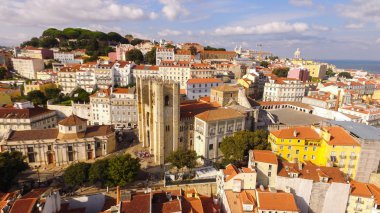 Hava güneşli gün Portekiz Lizbon ve Lisbon Cathedral tarihi bölümünün görünümünü