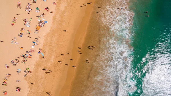 Okyanusu, Portekiz yakın güzel bir plajda dinlenme insan havadan görünümü