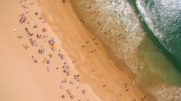 Okyanusu, Portekiz yakın güzel bir plajda dinlenme insan havadan görünümü