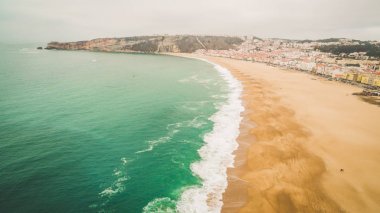Güzel boş okyanus kumlu plaj Nazar, Portekiz. Havadan görünümü