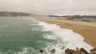 Güzel boş okyanus kumlu plaj Nazar, Portekiz. Havadan görünümü