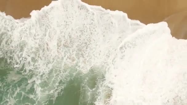 Hermosas olas y salpicaduras en una playa de arena en Nazar, Portugal. Vista aérea — Vídeos de Stock
