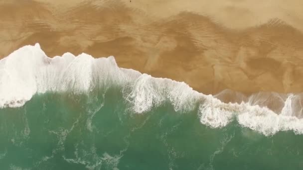 Belas ondas oceânicas e salpicos numa praia de areia em Nazar, Portugal. Vista aérea — Vídeo de Stock