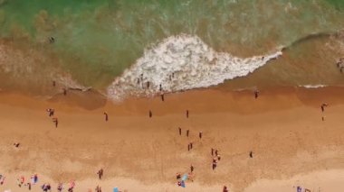 İnsanlar güzel bir kumsalı Portekiz üzerinde tutun, Praia do Beliche, Sagres, havadan görünümü