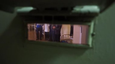 Mahkumlar ıslah Kurum hücreye stand, kapının arkasından görüntüleyin. Rusya.